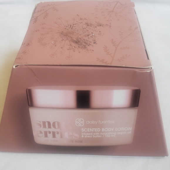 Daisy Fuentes Snow Berry Scented Body Lotion Argan Oil Shea Butter 150 ml 5 oz - Picture 2 of 3